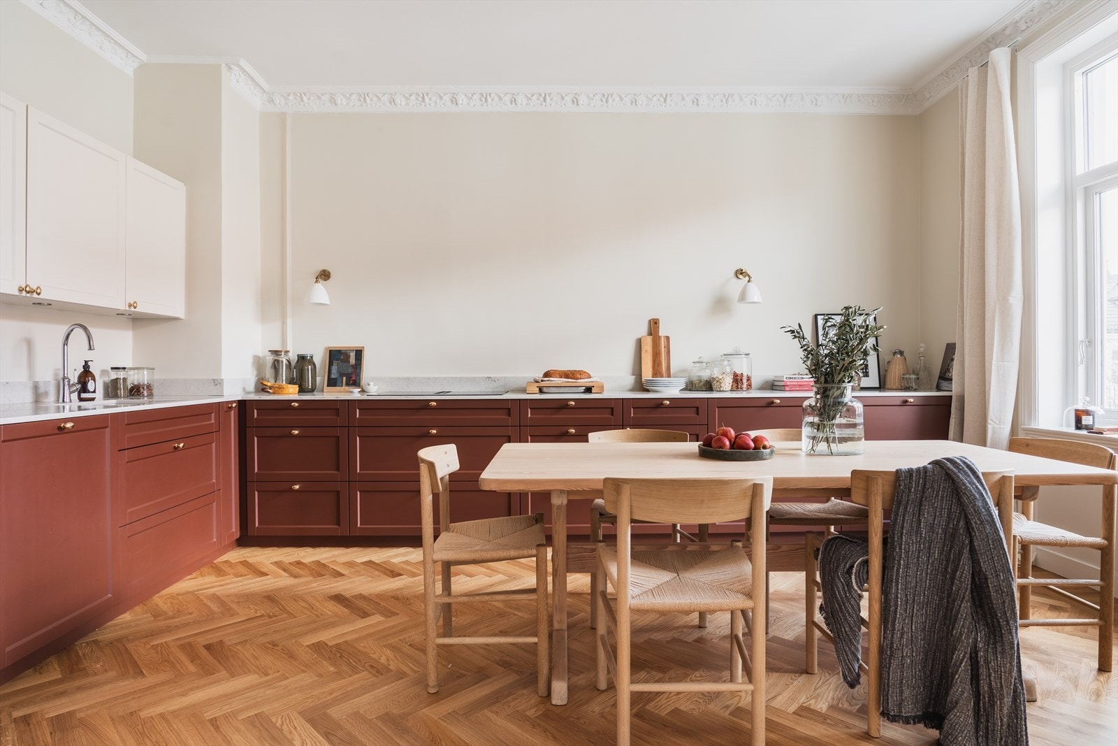 Lekkert spisekjøkken fra Kvik med benkeplate fra Easystone. Nydelig samlingsplass for venner og kjente. Her kan minner skapes. Galleribilde