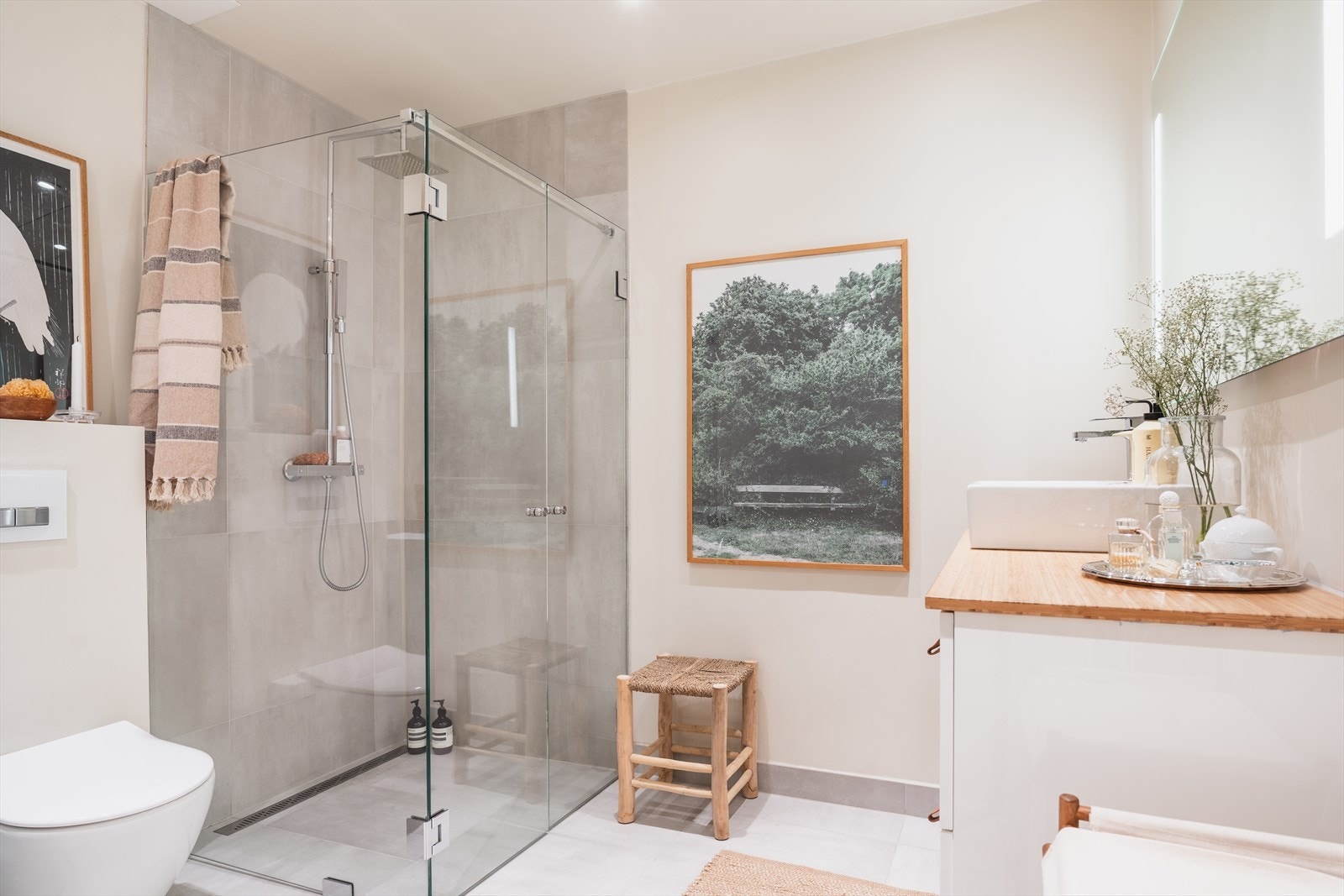Badet er av god størrelse og er komplett utstyrt med dusjhjørne, servant, vegghengt wc, opplegg for vaskemaskin, downlights og gulvvarme. Galleribilde