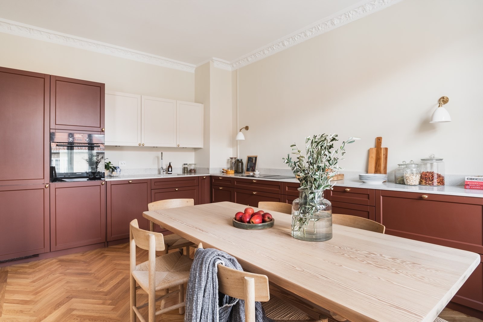 Kjøkken fra Kvik med benkeplate fra EasyStone. Galleribilde