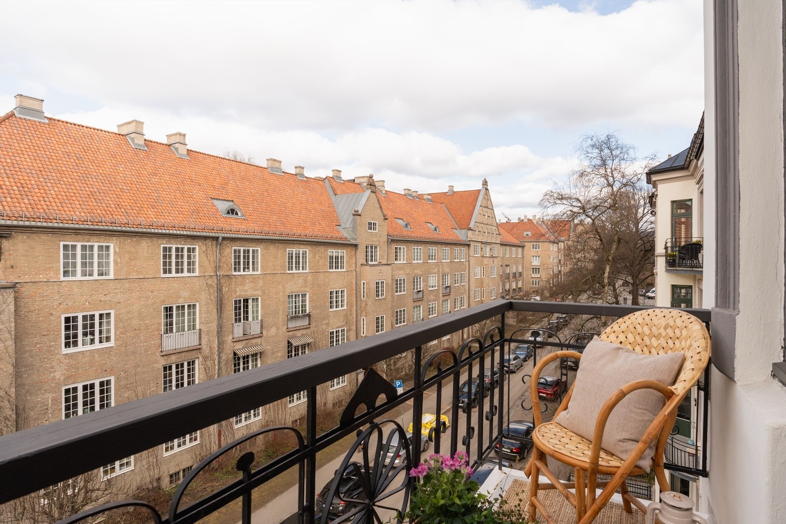 Klassisk og eksklusiv 4-roms i 4. etasje med vestvendt balkong, flott utsikt over vakre Jessenløkken. Galleribilde