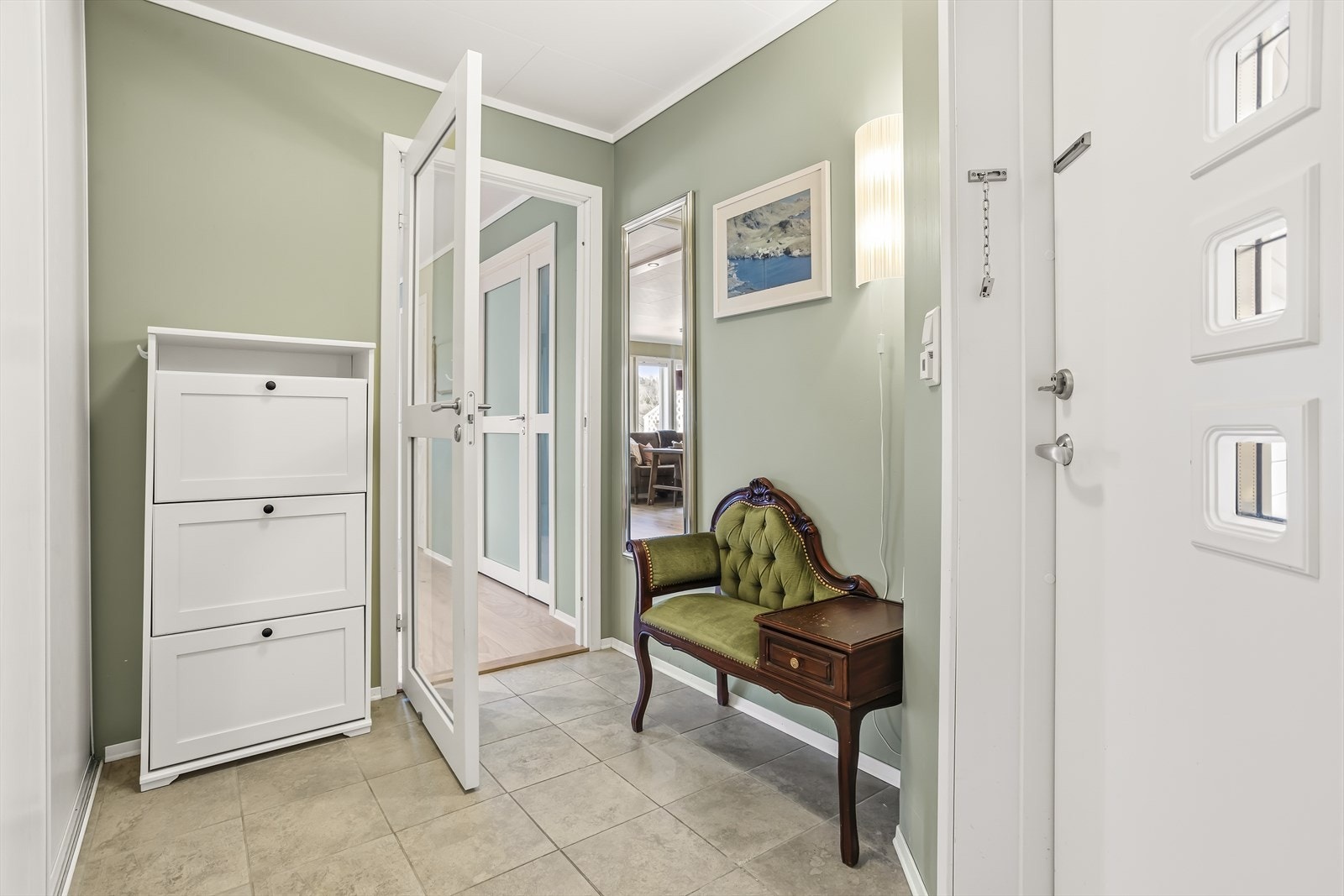 Det er også skyvedørsgarderobe i entré Galleribilde