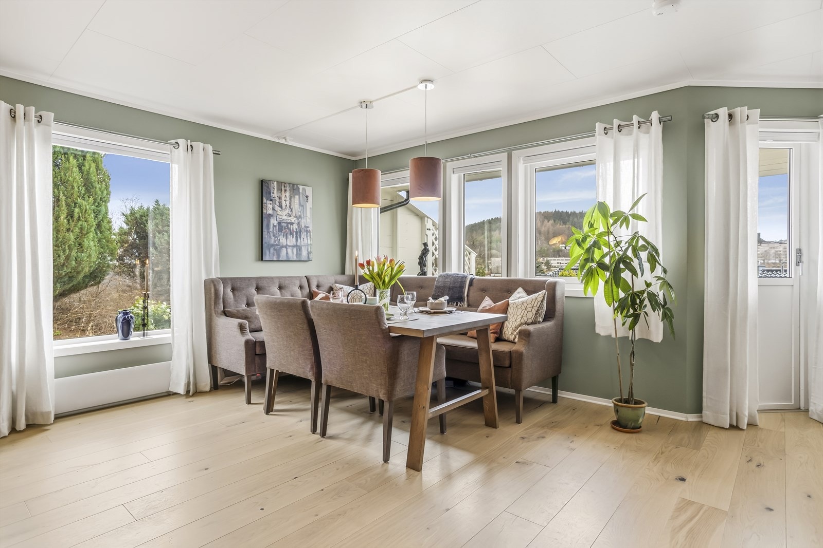 God plass til et stort spisebord - perfekt for hyggelige måltider med familie og venner. Galleribilde