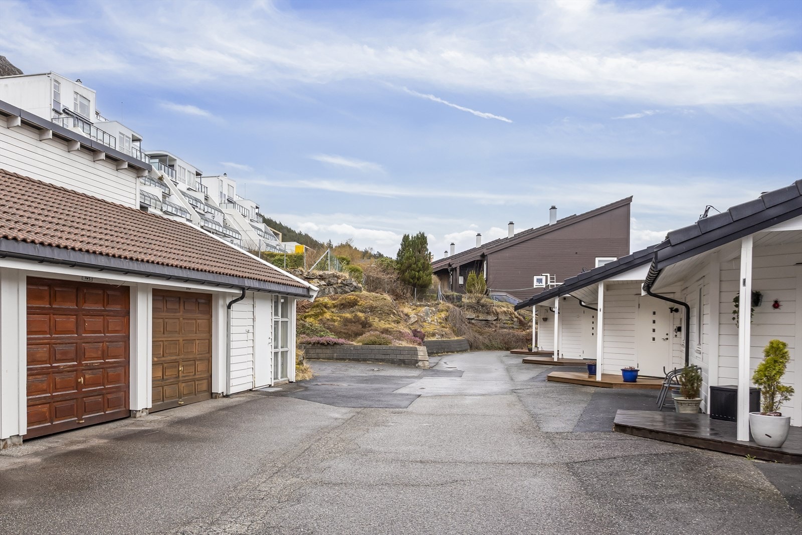 Garasjeplass på enden, praktisk beliggende nærmest boligen. Galleribilde