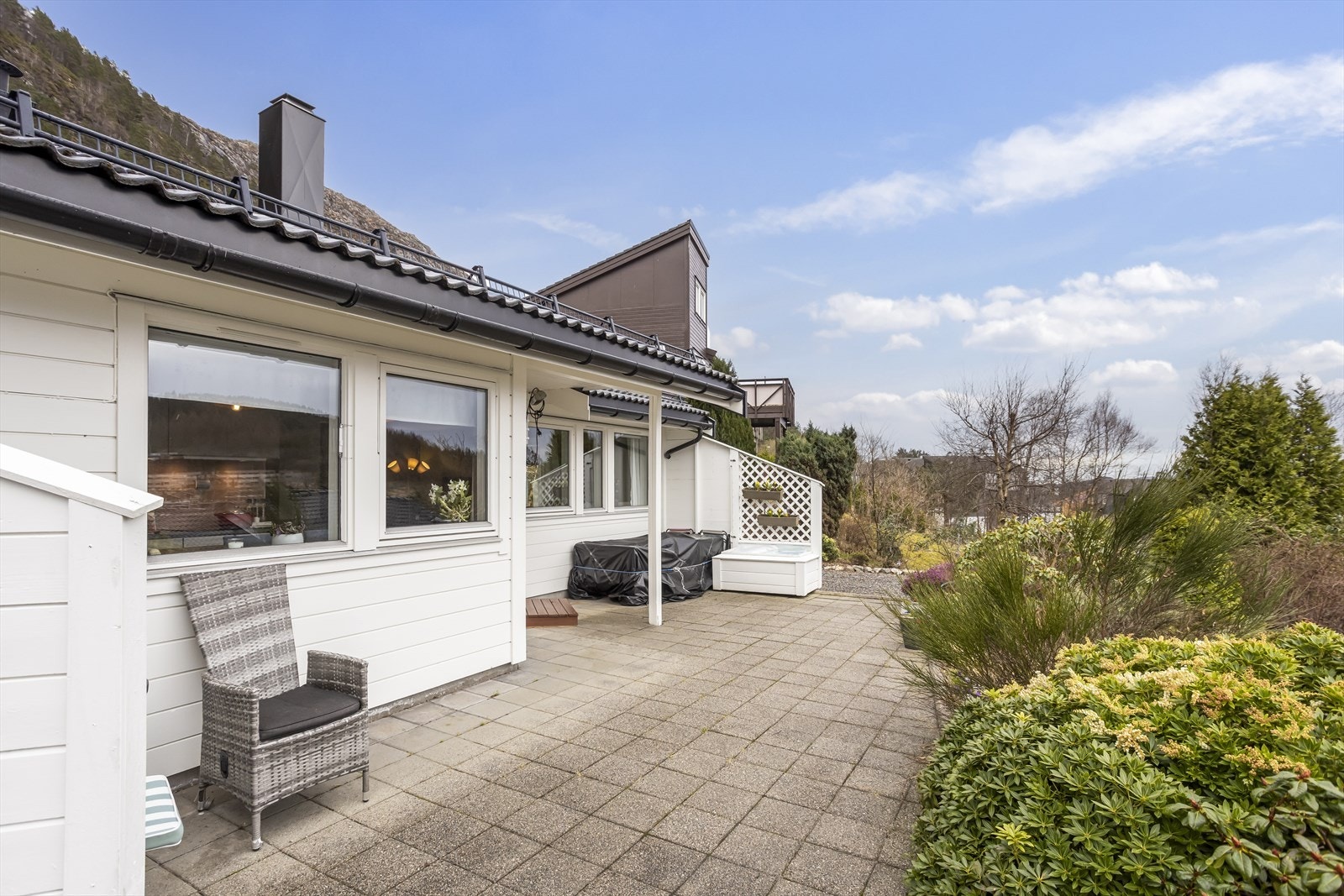 Vestvendt platting med gode solforhold Galleribilde