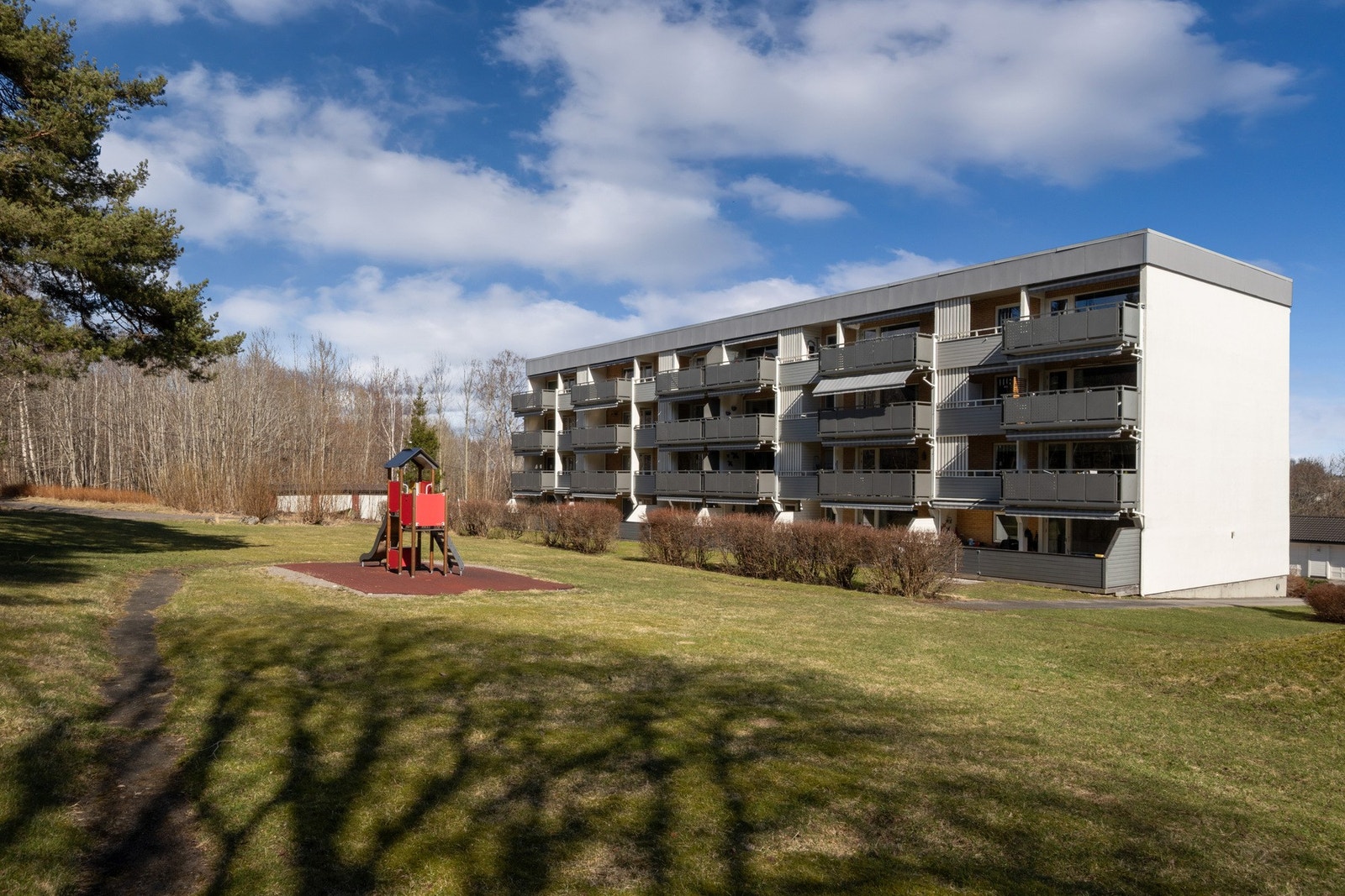 Eiendommen ligger i et attraktivt og sentralt boligområde på Solvang med umiddelbar nærhet til flotte tur og rekreasjonsområder i skog og mark, "midt i smørøyet" i et av byens mest populære boligområde. Galleribilde