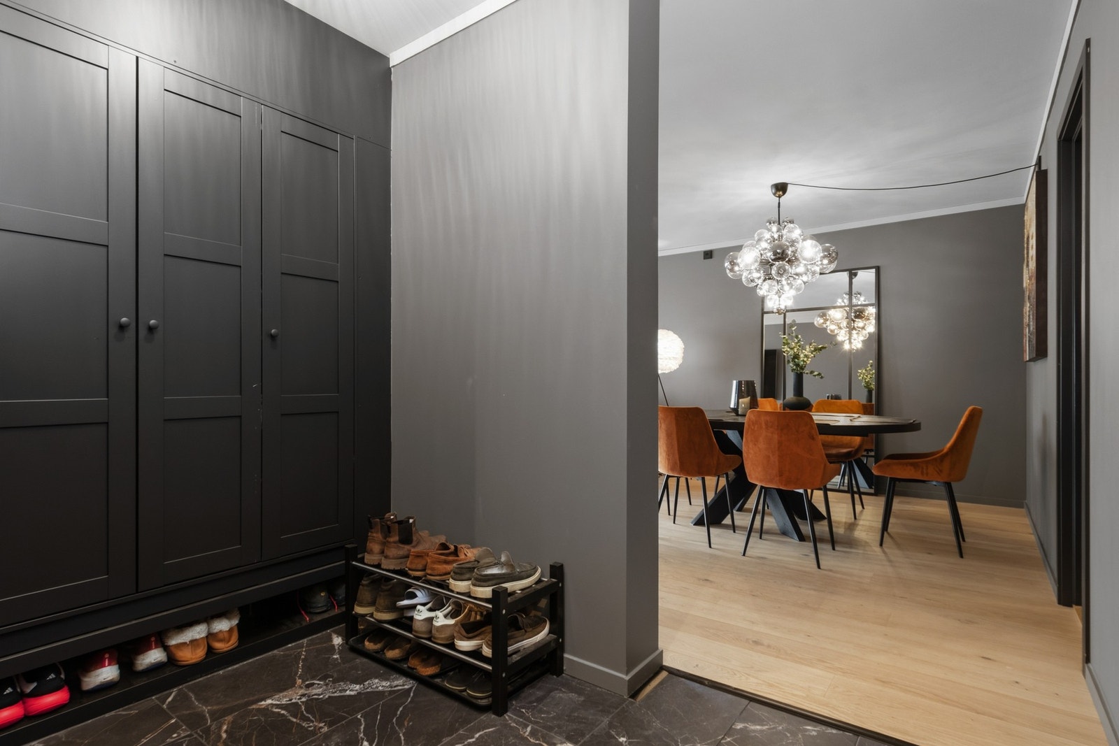 Her har du en praktisk gang med inntegrert garderobeløsning. Galleribilde