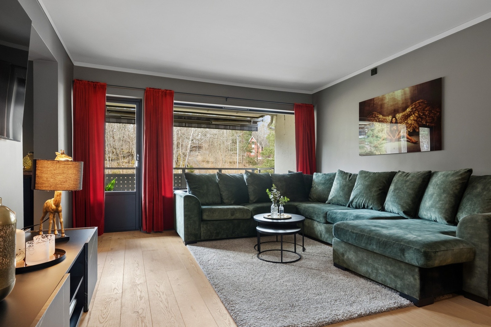 Stuen er stor og fin med en sosial dynamikk med god plass til spisestue og sofaløsning med tilhørende møblement. Galleribilde