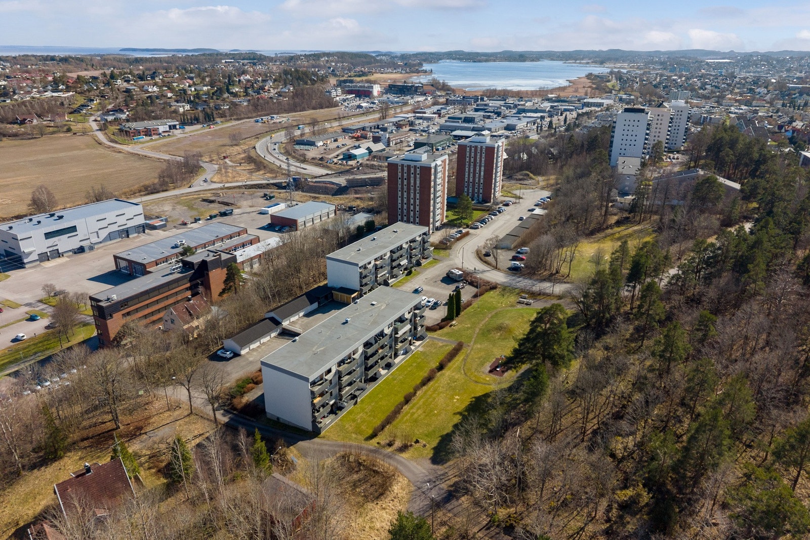 Dagligvarehandelen kan gjøres på Meny, Kiwi og Rema 1000 m/bl.a. post i butikk. Kilen handelsområde ligger også innen kort gangavstand. Det er kort vei til Tønsberg sentrum, med shoppingmuligheter, jernbane, restauranter og brygga med sitt yrende liv. Galleribilde