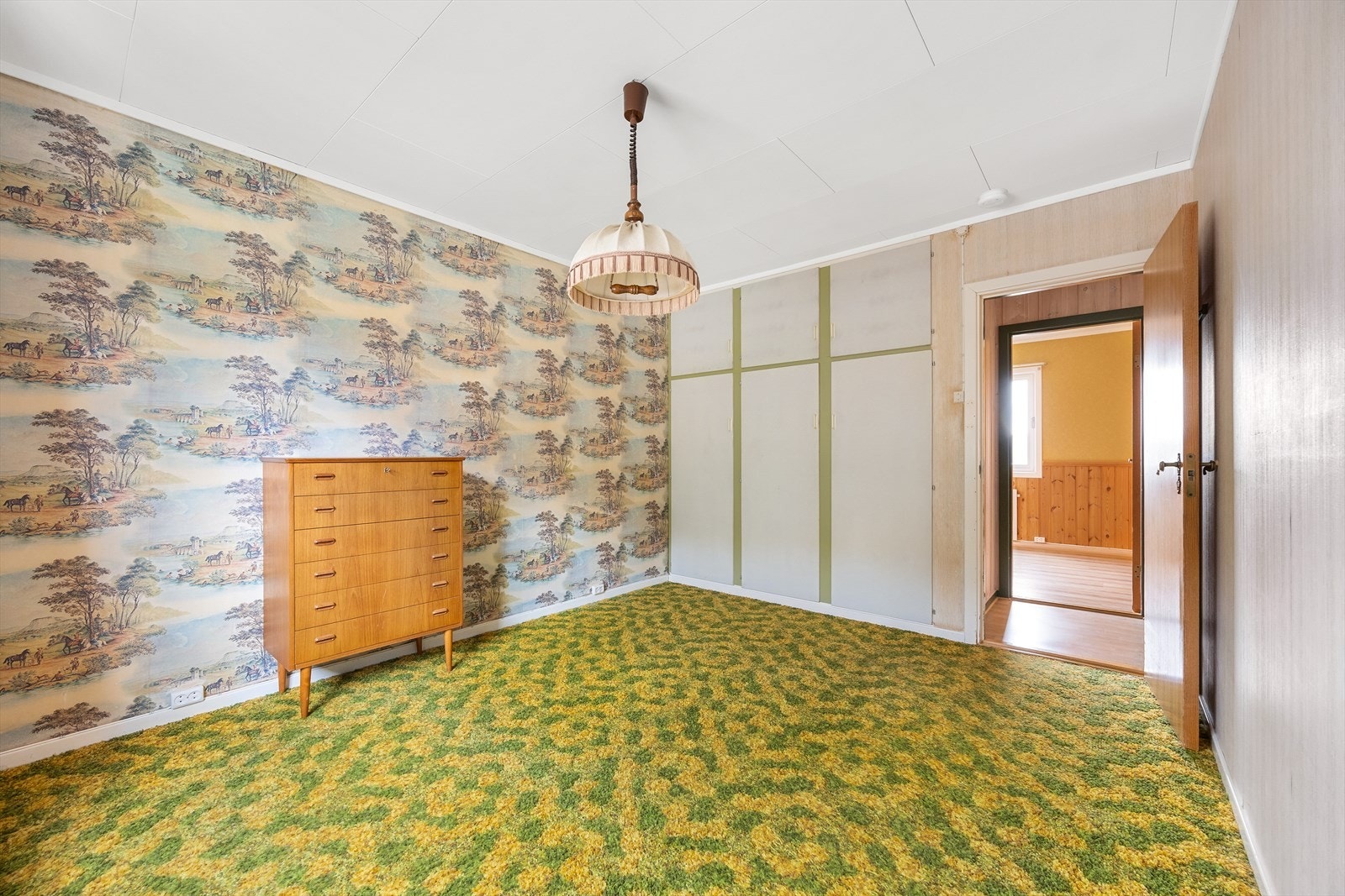 To av rommene er innredet med plassbygde garderobeskap. Galleribilde