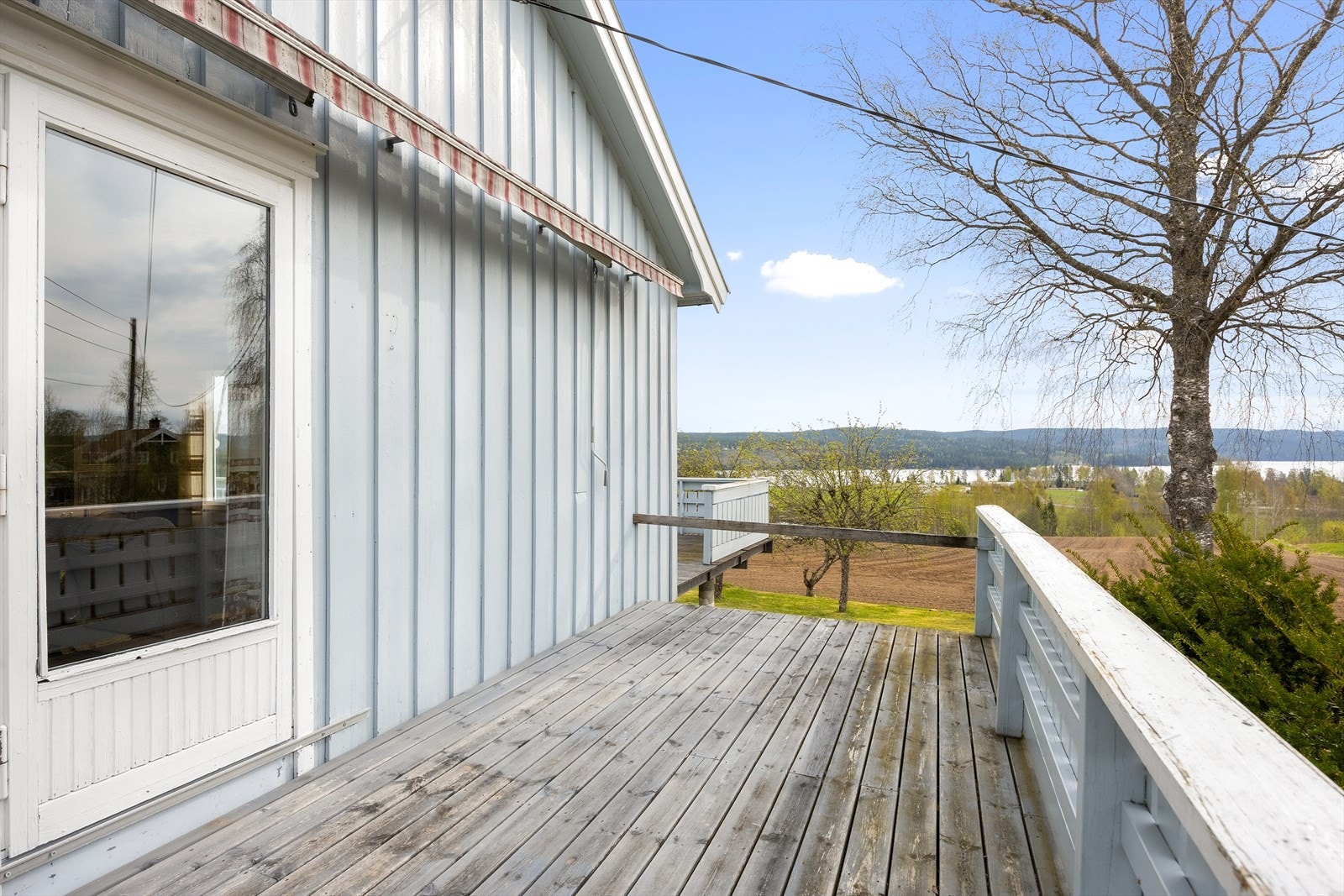 Terrassen og verandaen har et samlet areal på ca. 40 kvm - som gir god plass til flere utegrupper. Galleribilde