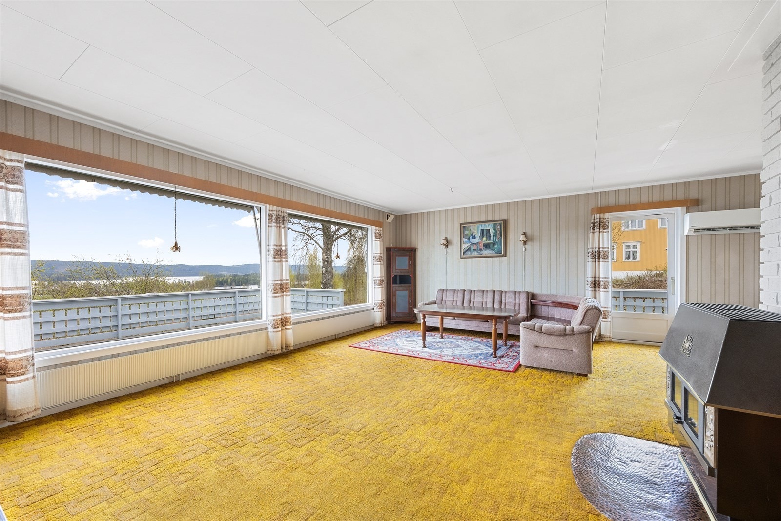 Stuen har svært godt naturlig lysinnfall fra de store vindusflatene - i tillegg ivaretar de den flotte utsikten. Galleribilde