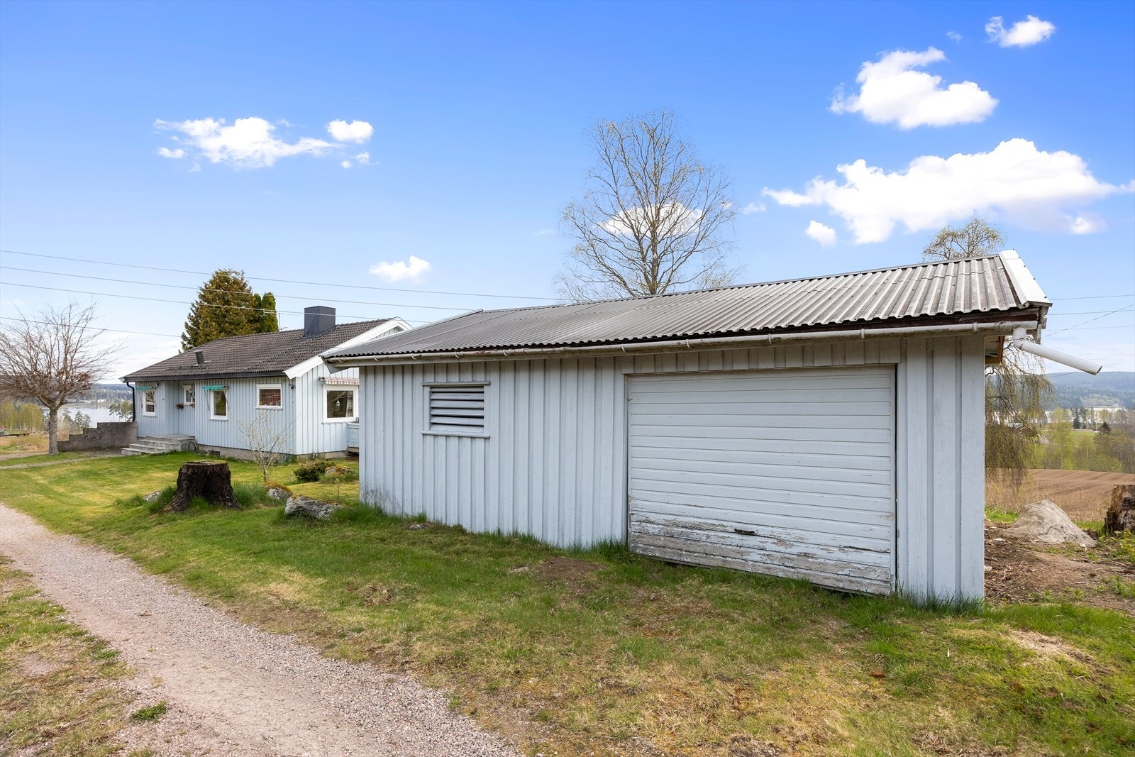 Tomten har også en eldre garasje med bod. Galleribilde