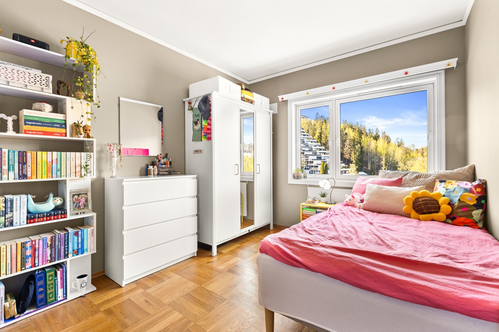 Soverom 2 har god plass til seng, skap og skrivebord. Galleribilde