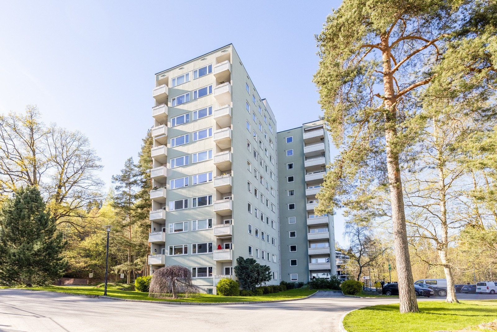 Boligen ligger byggets toppetasje/ 11.etasje (heis) og har god planløsning: romslig hall med store garderobeskap, 4 store soverom, åpen kjøkken og stueløsning, bad og separat wc + 3 separate boder. Galleribilde