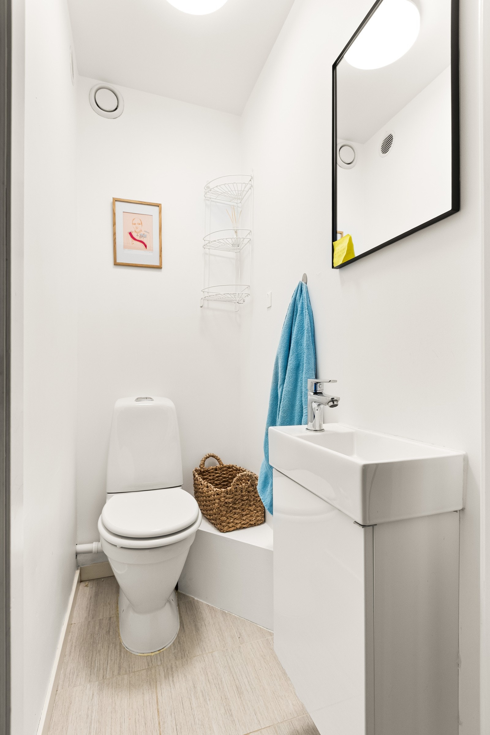 Separat WC. Toalettrommet er utstyrt med gulvmontert toalett og vegghengt servant med underskap. Naturlig ventilasjon, med tilluft via rommets åpninger. Gulvet har fliser, veggene er slette og malte, samt slett og malt tak. Galleribilde