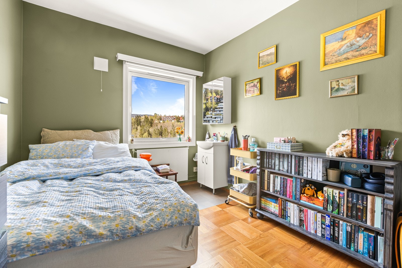 Soverom 3 har plass til seng, skrivebord og garderobeskap. Galleribilde