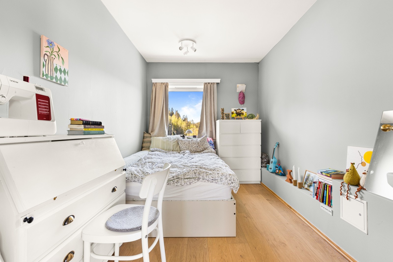 Soverom 4 er et romslig soverom med plass til seng, skap og skrivebord. Galleribilde