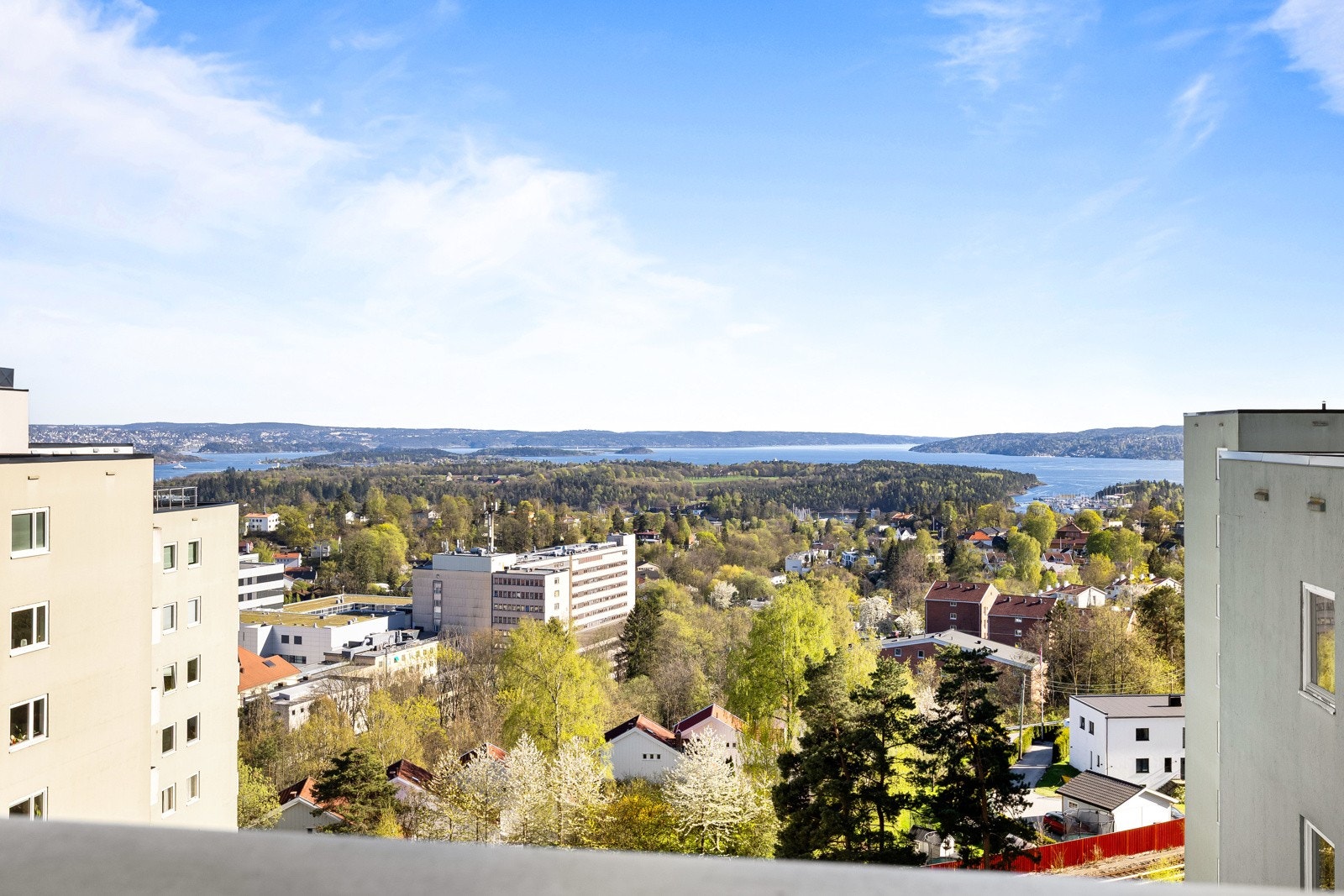 Praktfull sjøutsikt fra oppholdsrommene og balkongen. Galleribilde