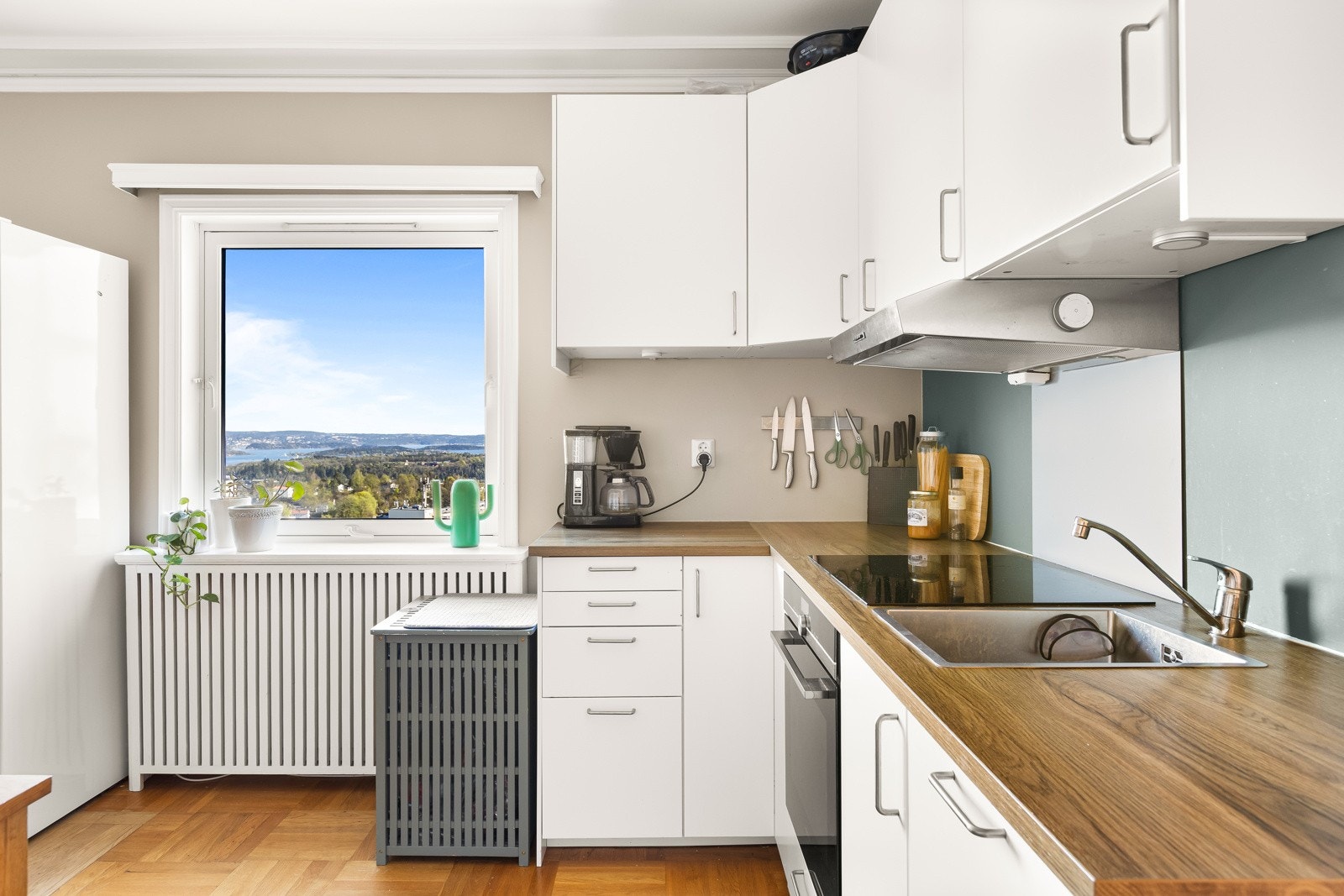 Kjøkkenet har integrerte hvitevarer består av komfyr fra Siemens (2023), platetopp fra IKEA, kombiskap fra AEG (2023), avtrekksvifte med kullfilter og oppvaskmaskin fra IKEA. Det er installert vannstoppesystem i 2021 og komfyrvakt. Galleribilde