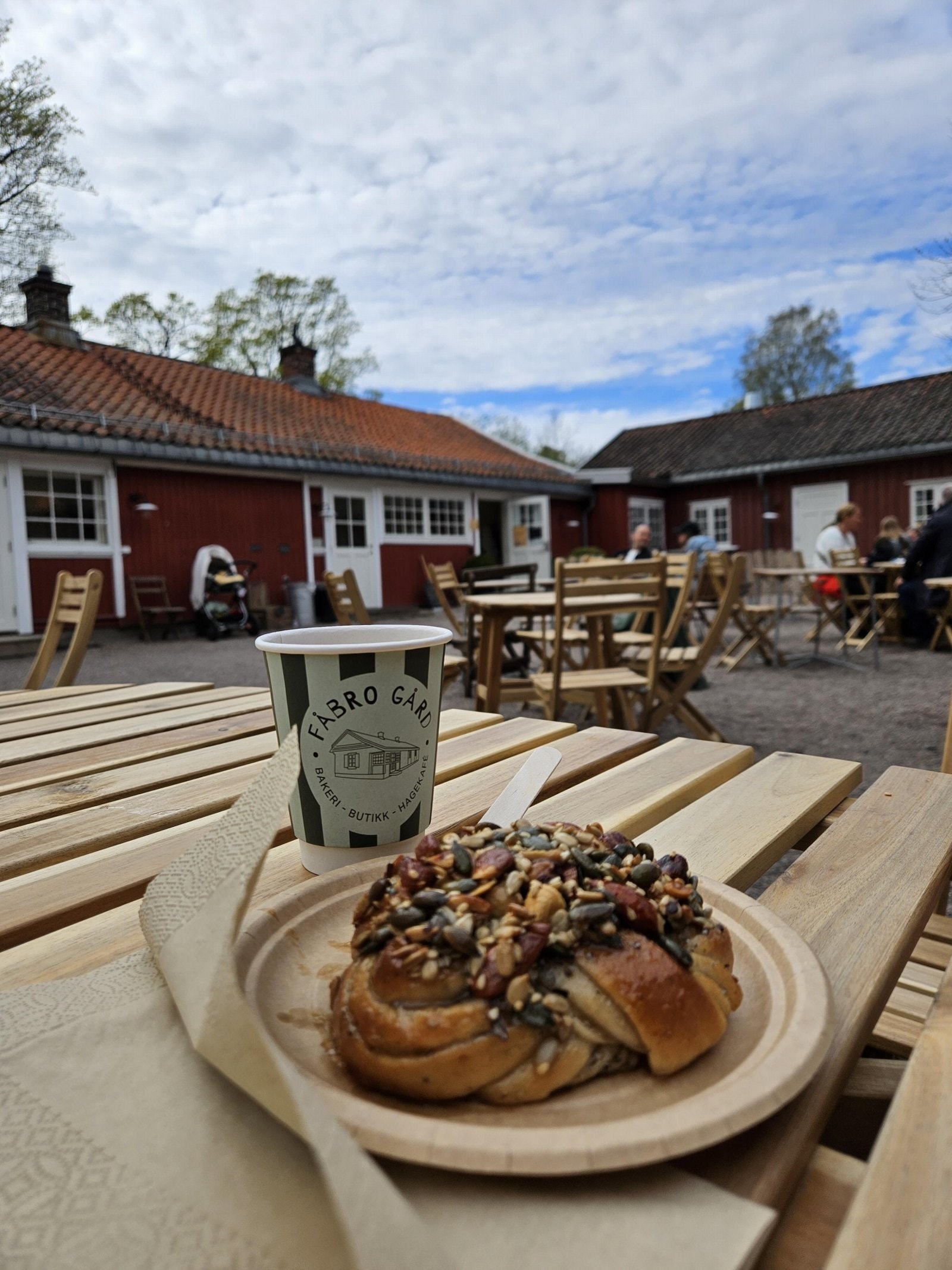 Idylliske Fåbro gård med kafé og økologisk surdeigsbakeri som serverer Oslos beste kardemommeboller som kan nyes blant epletrær og bikuber. Galleribilde