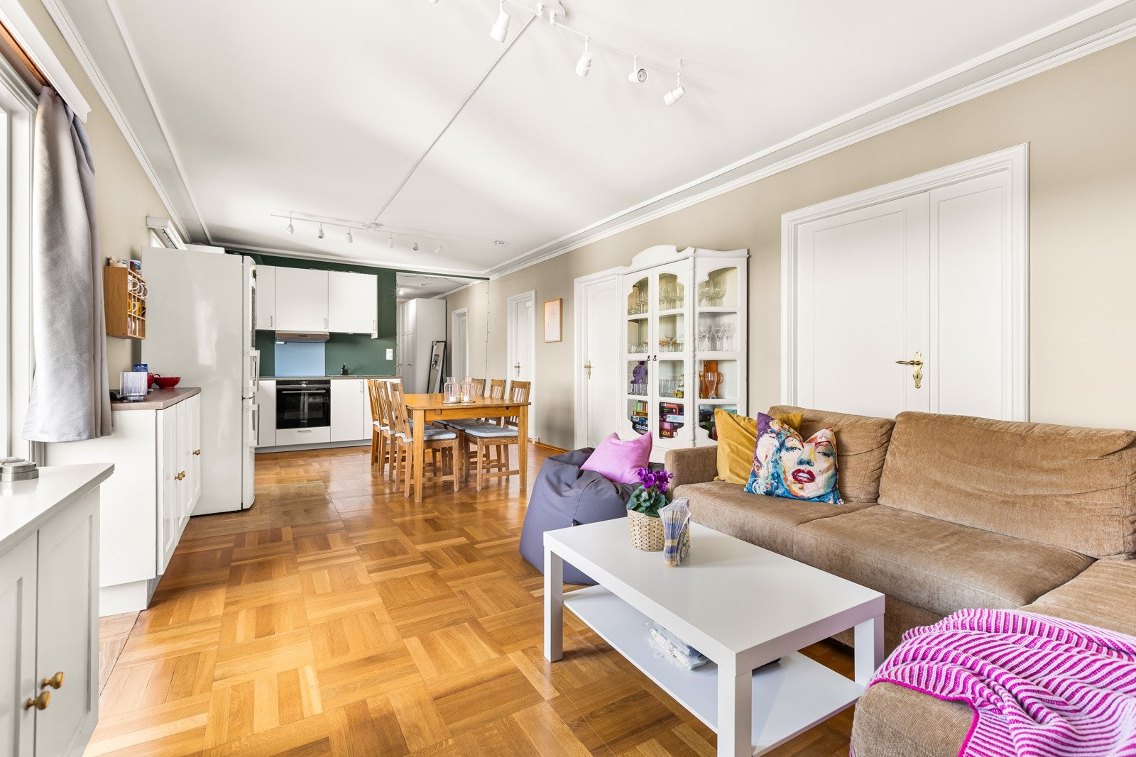 Oppvarming, varmtvann, renter og avdrag på f.gjeld, internett, drift er inkludert i fellesutgiftene. Galleribilde