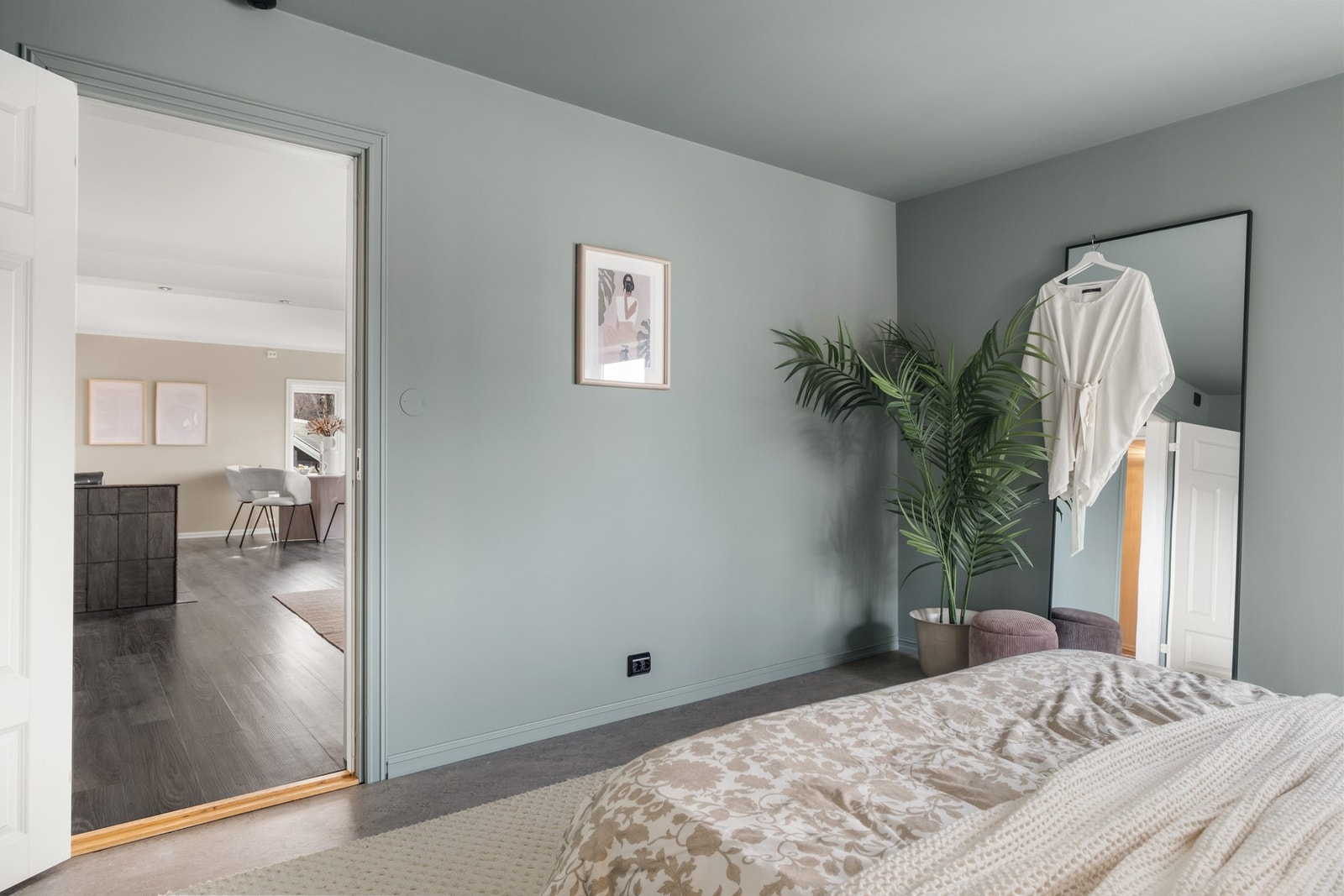 Gulv belagt med laminat. Vegger av MDF-plater. Himling av malte slette flater. Galleribilde