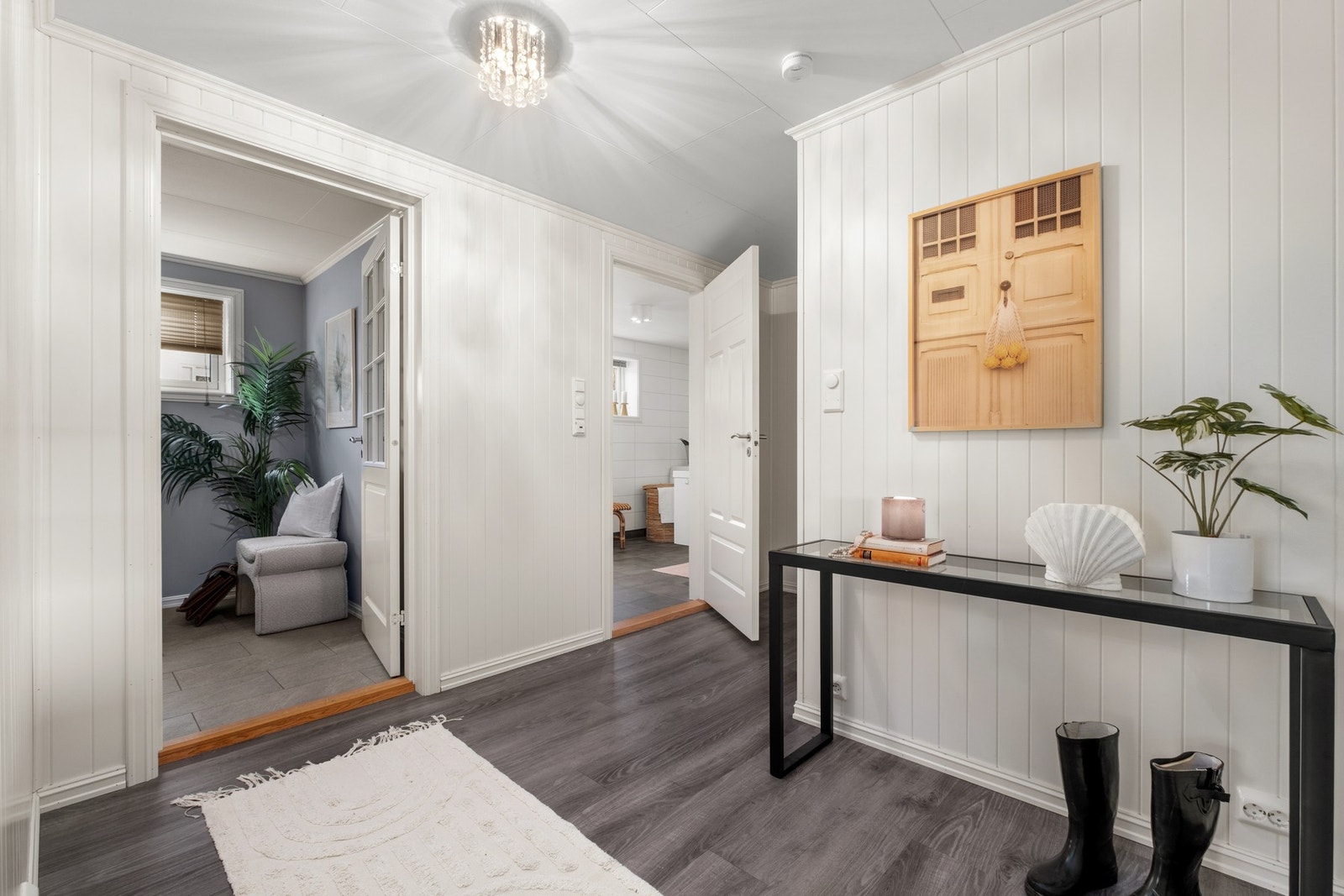 Gulv belagt med laminat. Vegger av MDF-plater. Himling av malte slette flater. Galleribilde