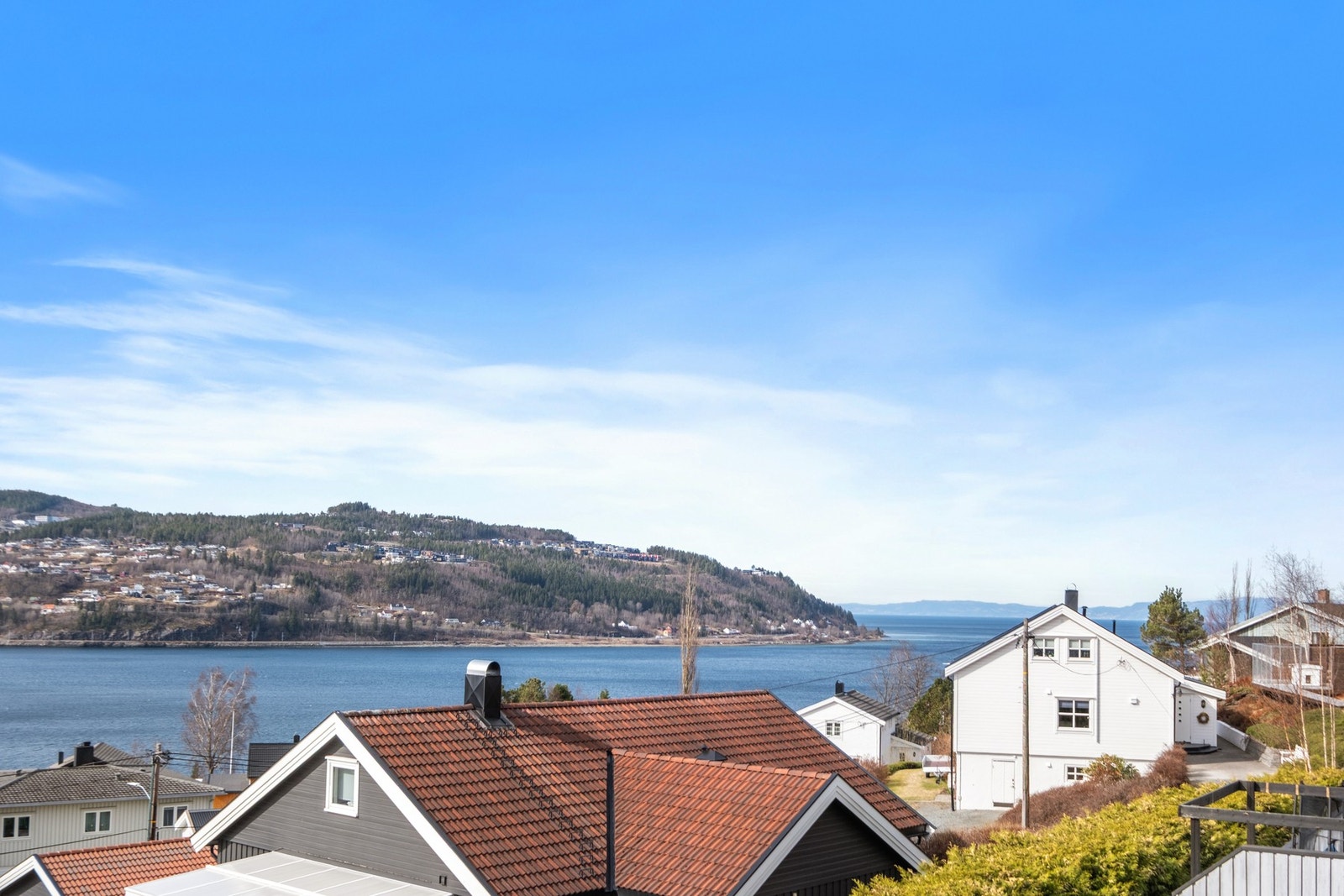 Nydelig utsikt fra terrassen/verandaen og ikke minst gode solforhold. Galleribilde