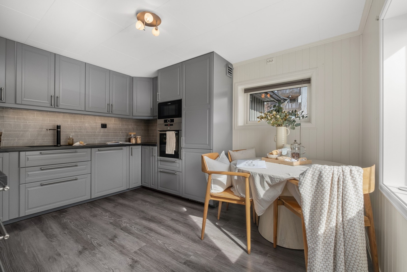 Gulv belagt med laminat. Vegger av MDF-plater. Himling av malte slette flater. Galleribilde