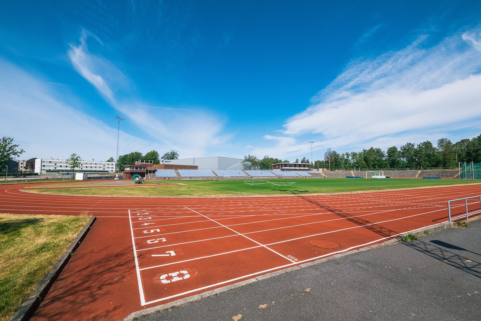 Du kan rett og slett gjøre det meste innenfor sport og fritid "rett utenfor døren". Barna kan samtidig glede seg over kort vei til Bugården ungdomsskole, barnehager, og Sandefjord Vgs. i umiddelbar nærhet Galleribilde