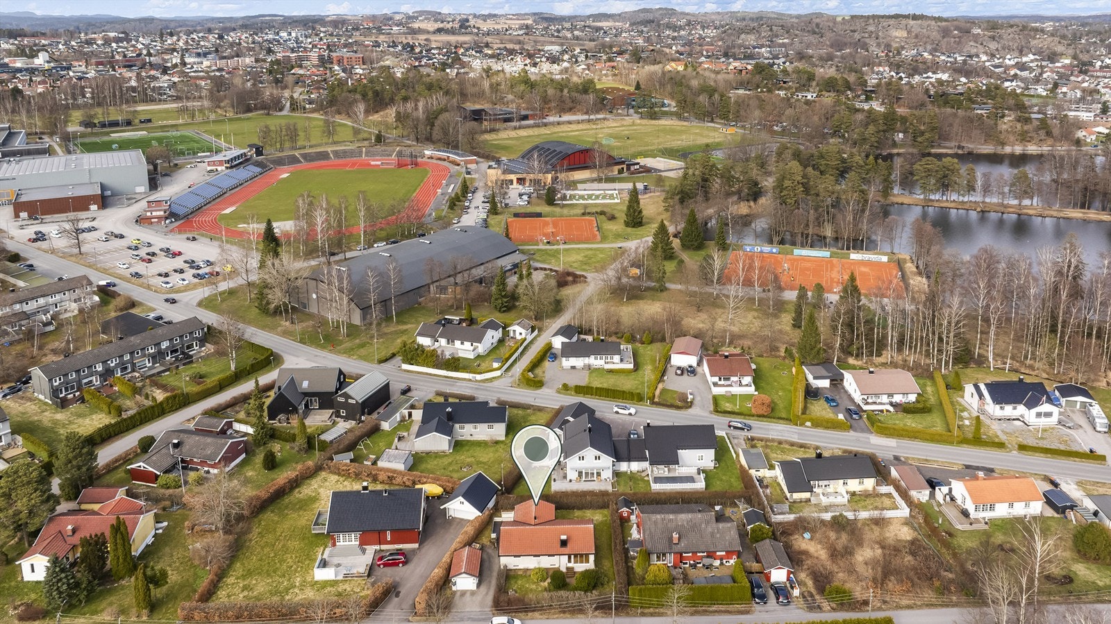 Særdeles sentralt beliggende bolig med gangavstand til fantastiske Bugården parkanlegg Galleribilde