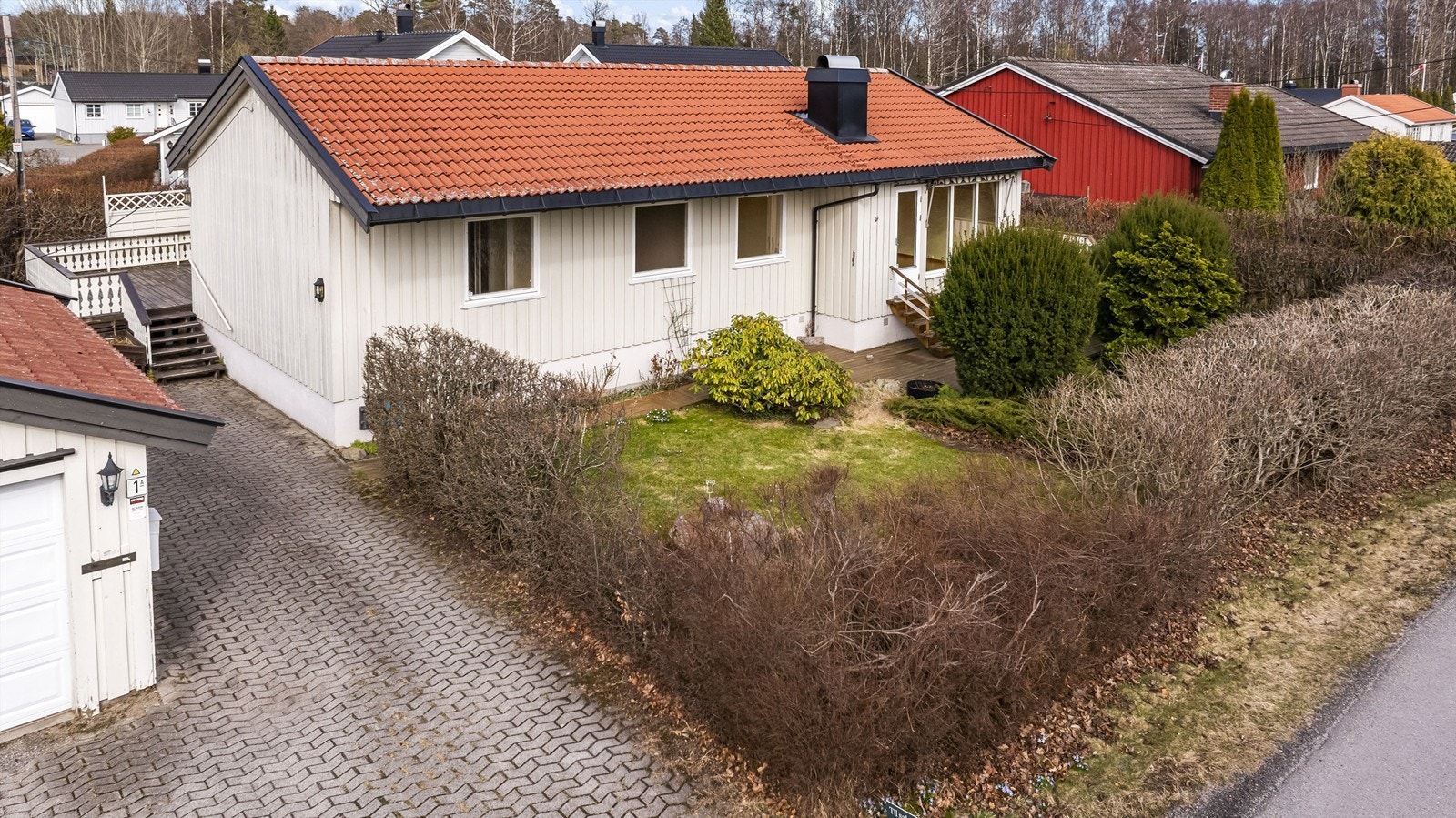 Like i nærheten finner du vakre Bugårdsparken, et grønt og levende samlingspunkt for både store og små. Her kan du nyte den opplyste tur- og joggeløypen rundt Bugårdsdammen året rundt, perfekt for både rolige kveldsturer og aktive treningsøkter Galleribilde