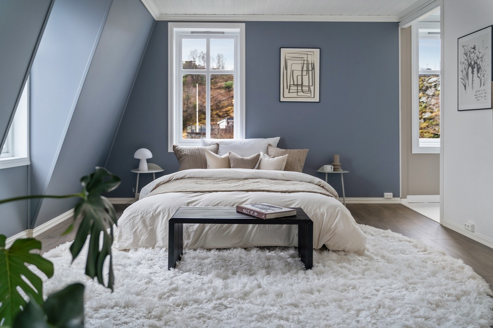 - Fra master suite er det inngang til garberobe/walk-in-closet som ligger i tilknytning - Galleribilde