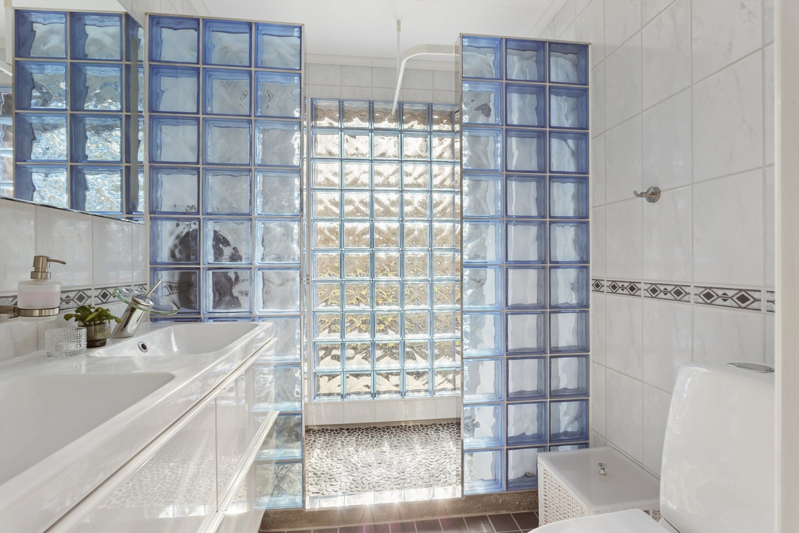 Badet er lyst og har flislagt gulv med behagelige varmekabler. Galleribilde