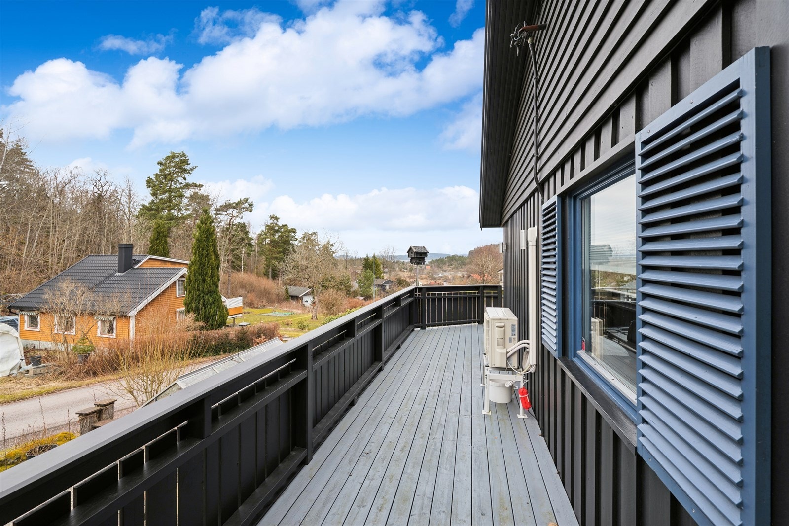 Terrassen strekker seg rundt boligen og til baksiden. Galleribilde