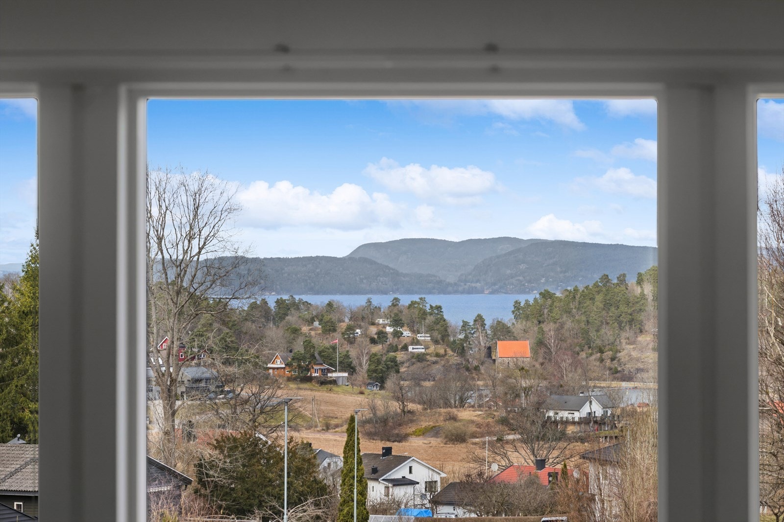 Fra stuevinduet er det utsikt ned mot fjorden Galleribilde