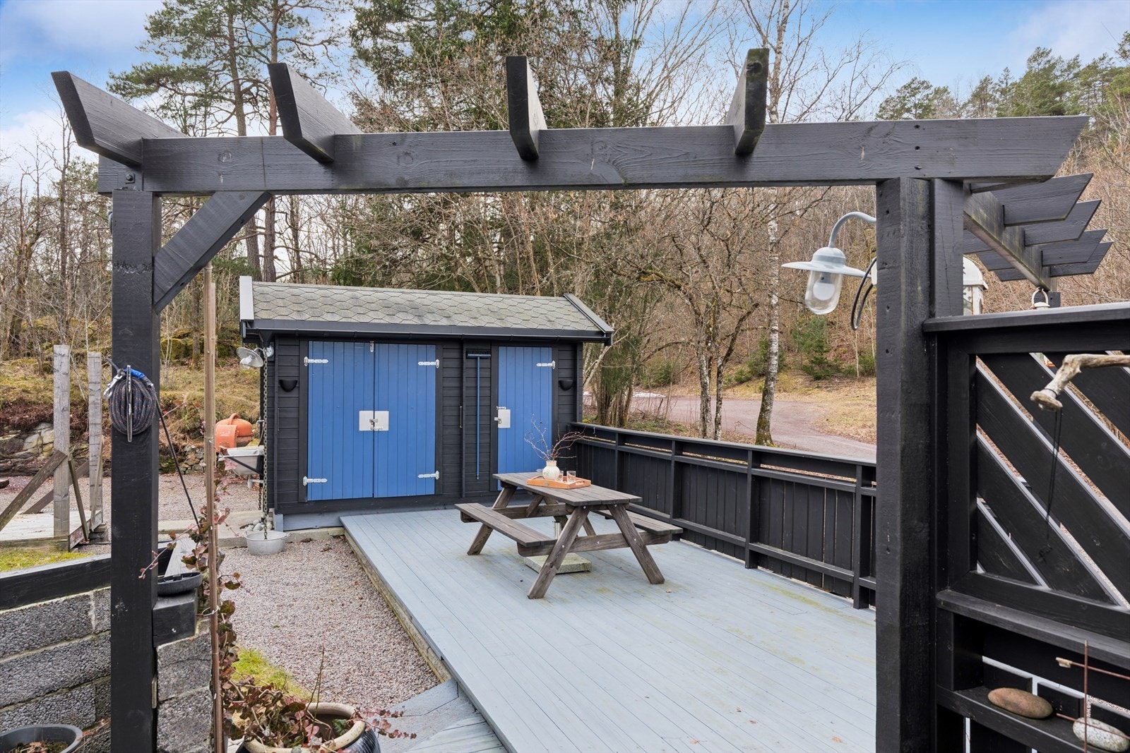 Utebod med lagringsplass for diverse utstyr. Galleribilde