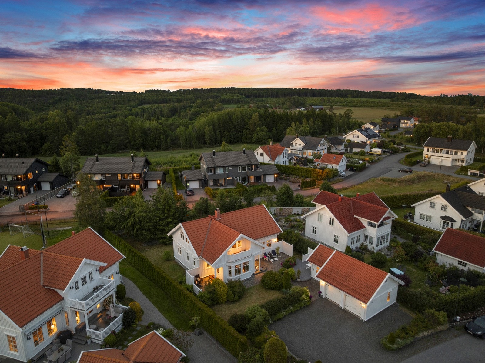Nydelig og usjenert tomt som er parkmessig opparbeidet og rikt beplantet rundt hele boligen med plen, bed, grønne hekker og vakre prydbusker. Noe svaberg/naturtomt i hagen. Galleribilde