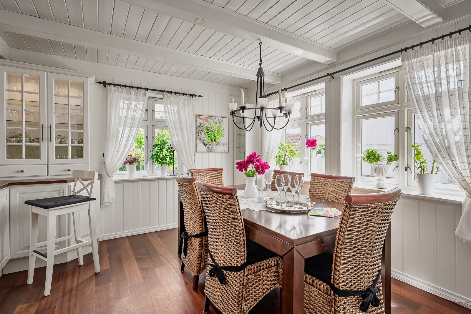 Vinduene slipper inn godt med naturlig lys til spiseplassen. Galleribilde