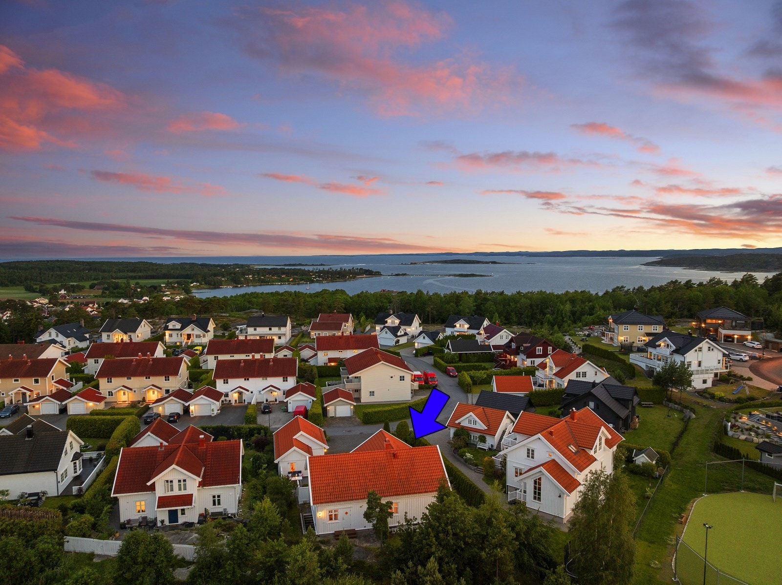 Eiendommen ligger sentralt og flott til i idylliske og populære Helgeroa. Her bor man med nærhet til bryggene, restauranter og yrende småbåtsliv. Fantastiske strender og kystlinje. Galleribilde