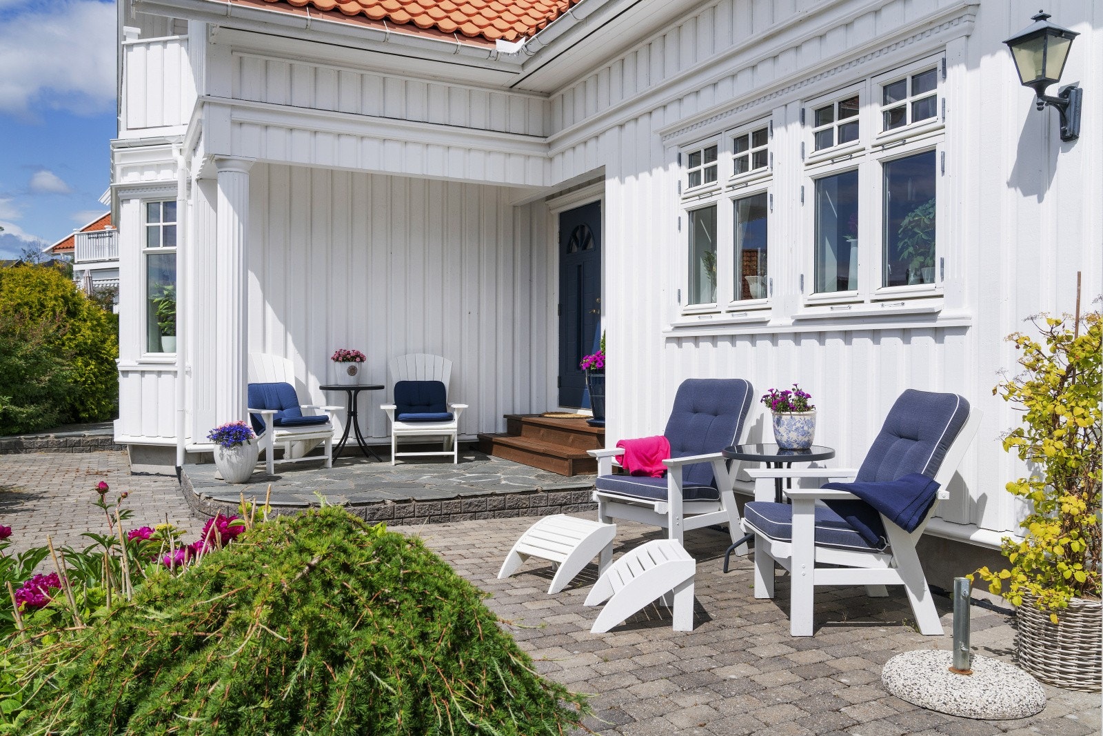 Det er opparbeidet flere flotte uteplasser rundt boligen hvor solen nytes i fred og ro store deler av dagen. Galleribilde