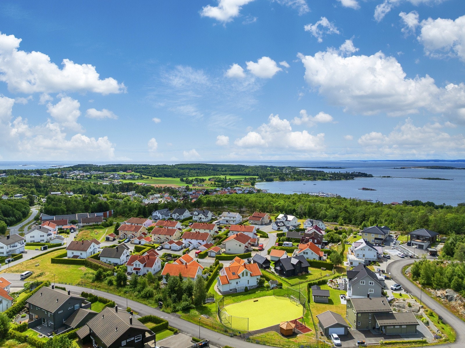 Området består hovedsakelig av nydelig kystnatur. Innen gangavstand fra boligen finnes kyststien mellom Helgeroa og Stavern, som tar deg langs svaberg, sandstrender, grunne viker og ulike typer skog. Galleribilde