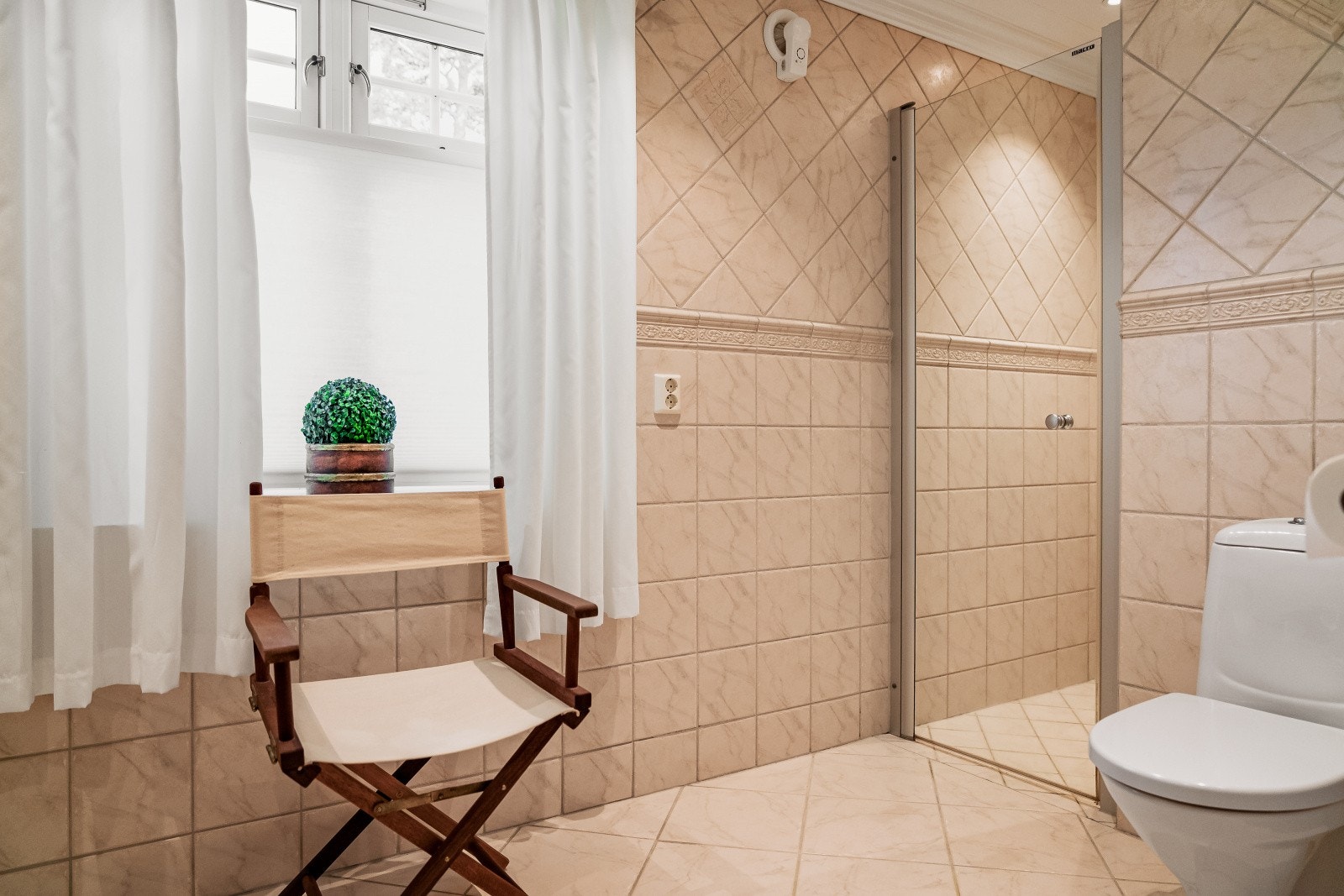 Badet har varmekabler i gulv og spotter i tak. Galleribilde