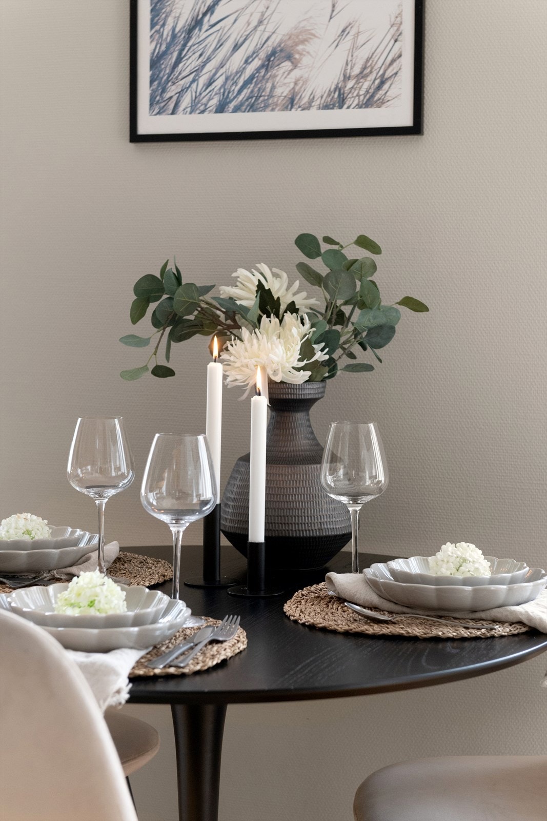 Elegant spiseplass med stemningsfulle detaljer Galleribilde