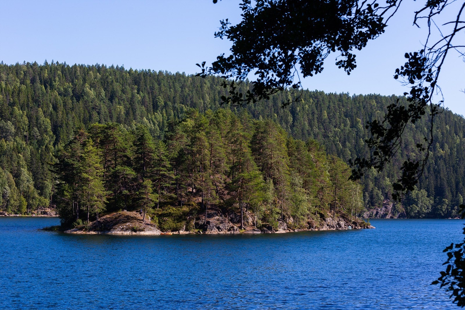Lutvann er en vakker innsjø som ligger kun 10 minutters gange fra boligen, og her finner du både sandstrand og svaberg med deilige badetemperaturer. Her er det også populært å fiske. Galleribilde