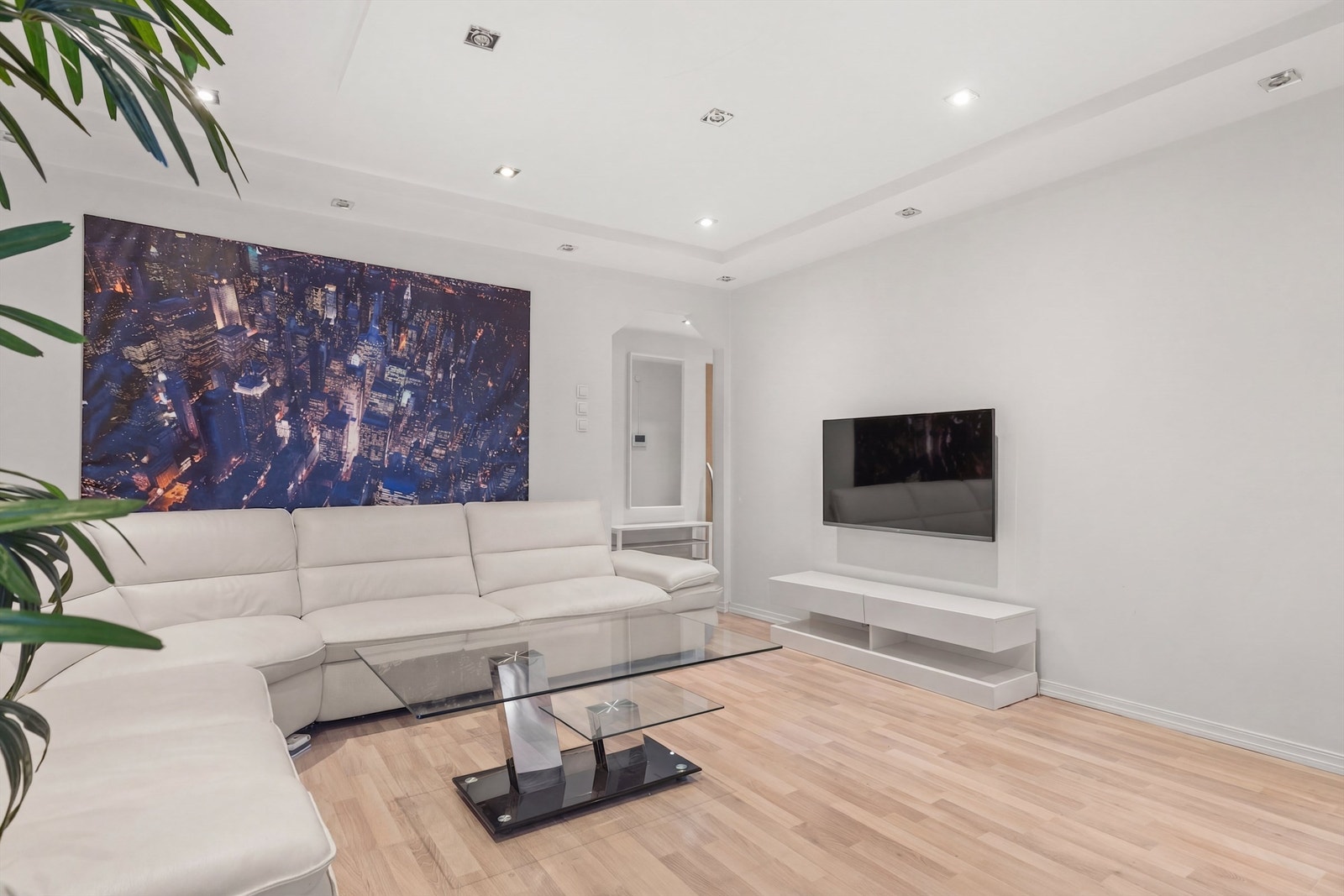 Det er naturlig å møblere med sofa, salongbord og TV-seksjon. (Stylet med AI) Galleribilde