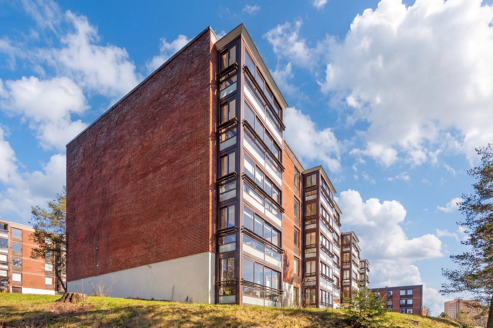 Leiligheten disponerer en kjellerbod på ca. 5 m². Det er mulighet for å leie garasjeplass med elbil-lader. Galleribilde