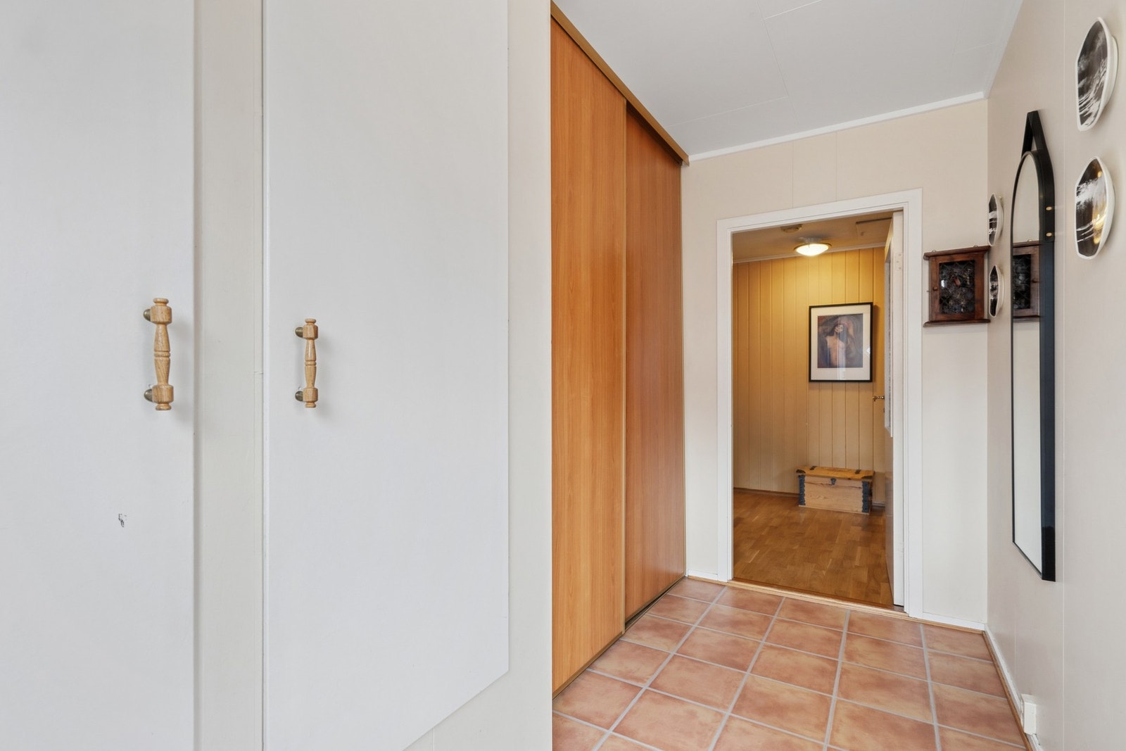 Lys og flislagt entrè med både plassbygd skap og skyvedørsgarderobe. Galleribilde