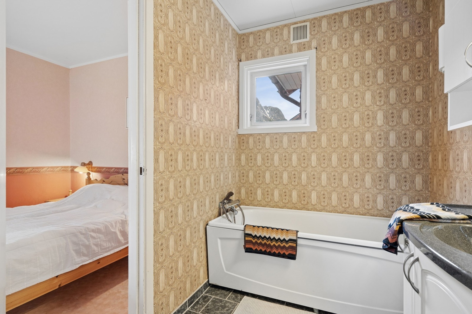 Fra badet er det også direkte adkomst til hovedsoverommet. Galleribilde