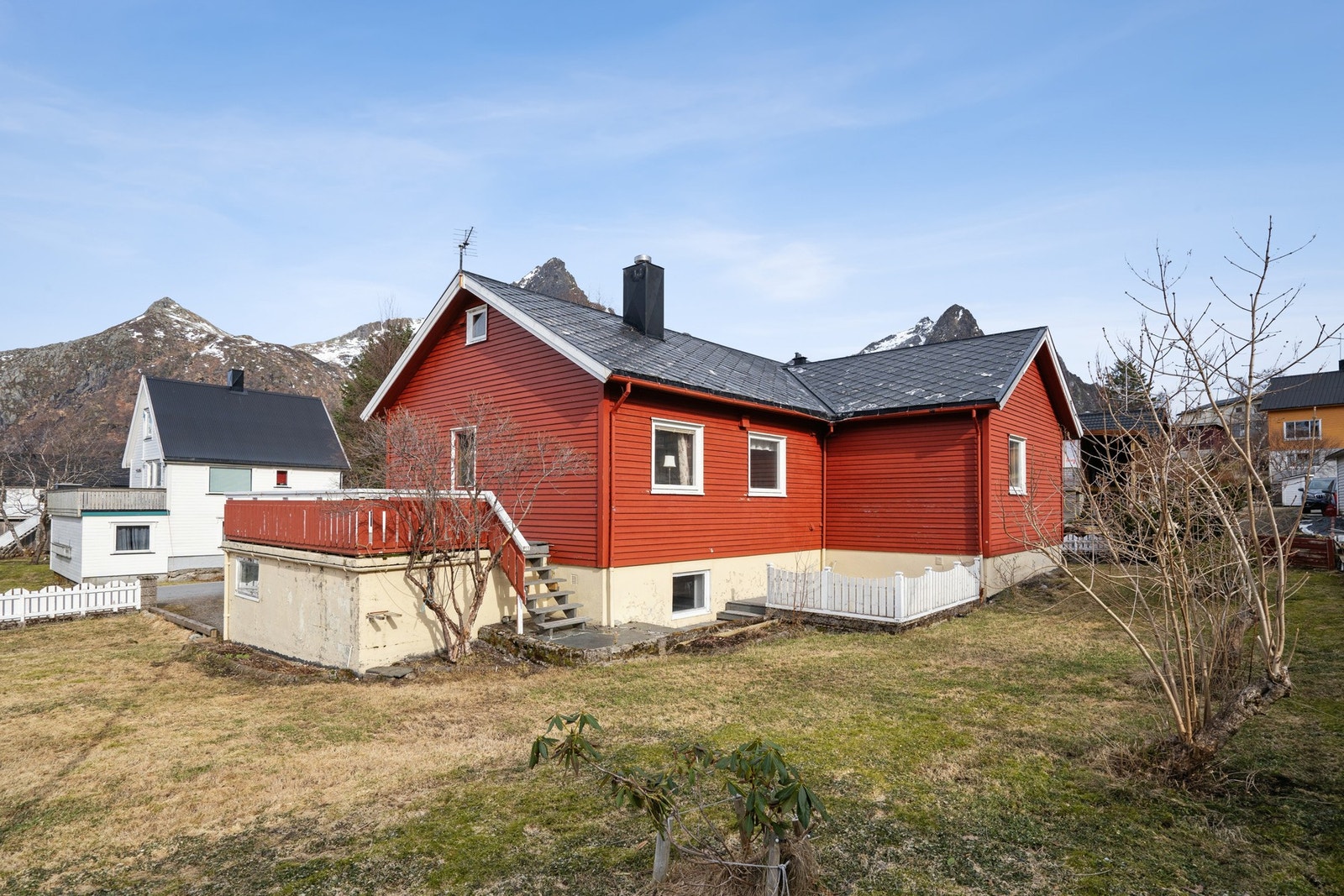 Velkommen til Gårdsveien 3 - Presentert av EiendomsMegler1 Svolvær. Foto: EFKT Galleribilde